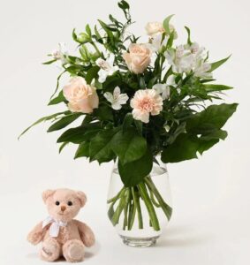 bukett blommor och nalle